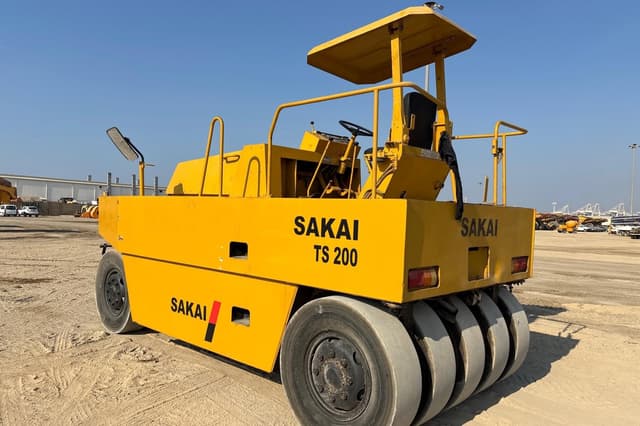 Used Sakai TS200 Pneumatic Tire Roller for Sale | Road Compactor in Good Condition - photo 2
