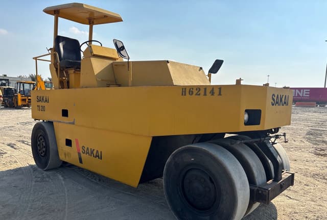 Used Sakai TS200 Pneumatic Tire Roller for Sale | Road Compactor in Good Condition - photo 4